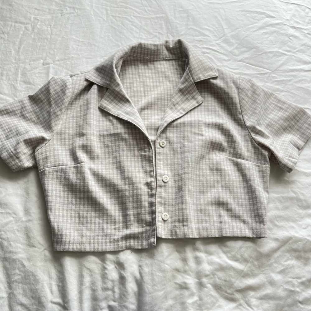 Brandy Melville light pink, white, and blue plaid cropped button up shirt